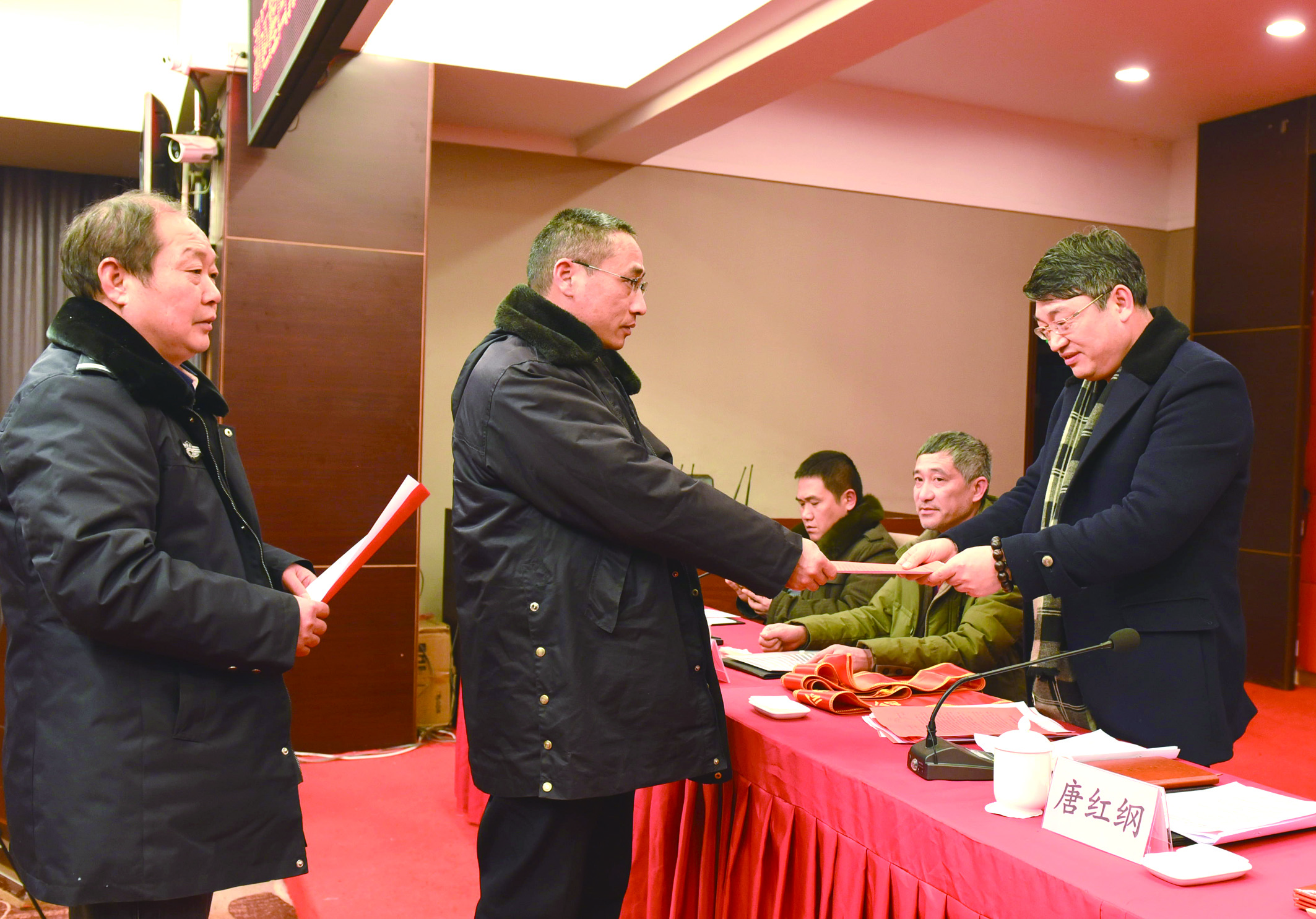 1月30日，隆回分公司召開(kāi)2017年工作總結(jié)表彰大會(huì)暨2018年春運(yùn)工作動(dòng)員大會(huì)。