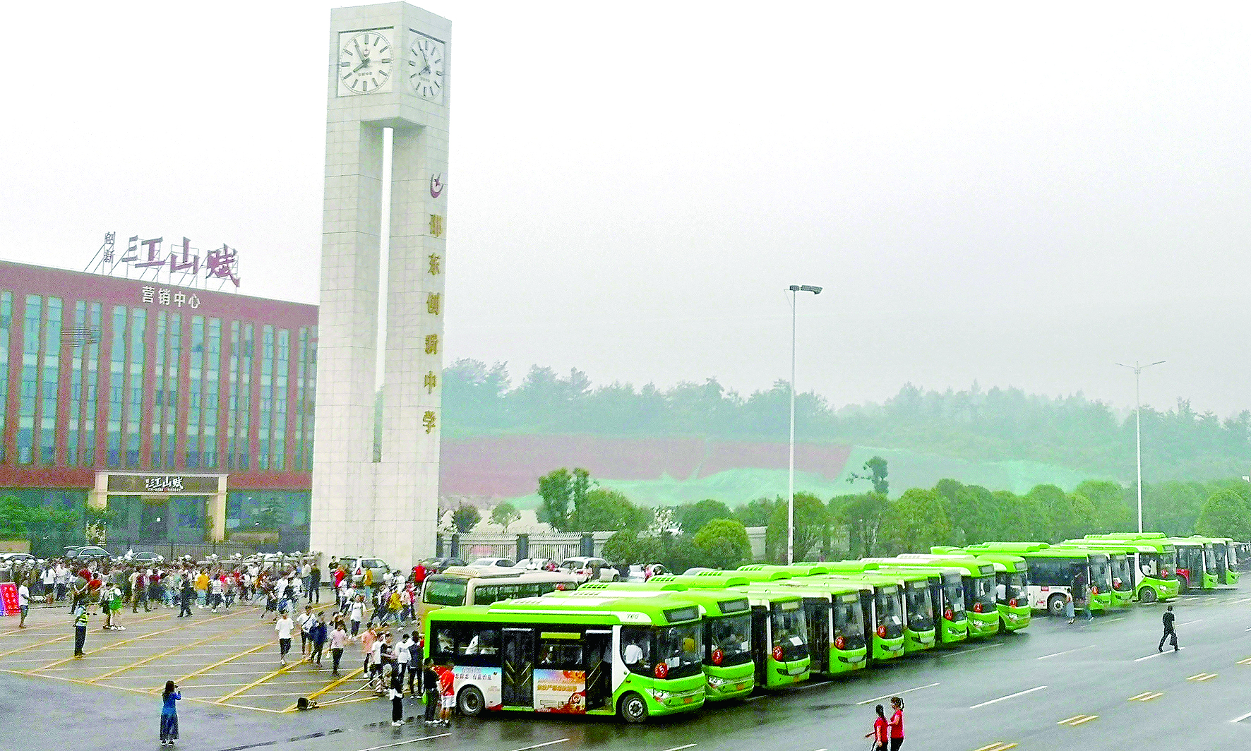 愛心送考 多方給力 邵東公汽 （尹向連報(bào)道） 為認(rèn)真貫徹落實(shí)邵東縣高考交通運(yùn)輸保障工作會(huì)議精神，確保2019年高考接送工作安全、平穩(wěn)、萬無一失，邵東公汽公司領(lǐng)導(dǎo)未雨綢繆，提前要求車隊(duì)做好應(yīng)急預(yù)案。高考前夕，該公司對(duì)全部運(yùn)營(yíng)車輛進(jìn)行安全檢查；對(duì)駕駛員進(jìn)行培訓(xùn)教育，加強(qiáng)了路檢路查，加大了對(duì)“三品”的檢查力度；要求所有的駕駛員“無聲”駕駛，特別是在靠近考點(diǎn)位置，嚴(yán)禁公交車?guó)Q笛，并調(diào)低了報(bào)站聲音，在調(diào)度中心后臺(tái)，循環(huán)發(fā)送降噪提醒，為考生營(yíng)造一個(gè)安靜的考試環(huán)境。 同時(shí)，該公司就運(yùn)力安排、車輛安全、優(yōu)質(zhì)服務(wù)、照顧考生等方面做了全面部署，并協(xié)調(diào)交警就送考車輛行駛線路做了具體規(guī)劃。另規(guī)定高考期間，憑準(zhǔn)考證的考生與陪考家長(zhǎng)可以一起免費(fèi)乘坐公交車。 據(jù)悉，本次共派出近100輛新能源純電動(dòng)公交車為5000多名莘莘學(xué)子提供接送服務(wù)，贏得了服務(wù)學(xué)校領(lǐng)導(dǎo)及家長(zhǎng)的點(diǎn)贊。