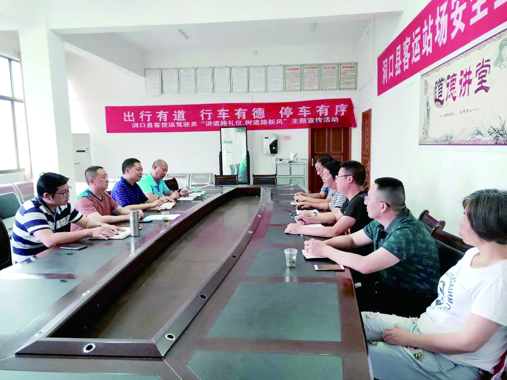 6月12日至13日，集團公司董事、副總經(jīng)理唐新宇率辦公室、房產(chǎn)基建、企管部門負責(zé)人深入分公司就門面合同等事項進行核查和清理，并對門面經(jīng)營狀況調(diào)研。據(jù)悉，兩天時間核對門面合同144份。 ? 為切實加強企業(yè)內(nèi)部管理，集團公司決定對全司門面管理開展清理，成立集團公司門面清理領(lǐng)導(dǎo)小組以抓好此項工作。圖為唐新宇（左二）在洞口客運分公司部署相關(guān)工作。 祖冠 攝影報道